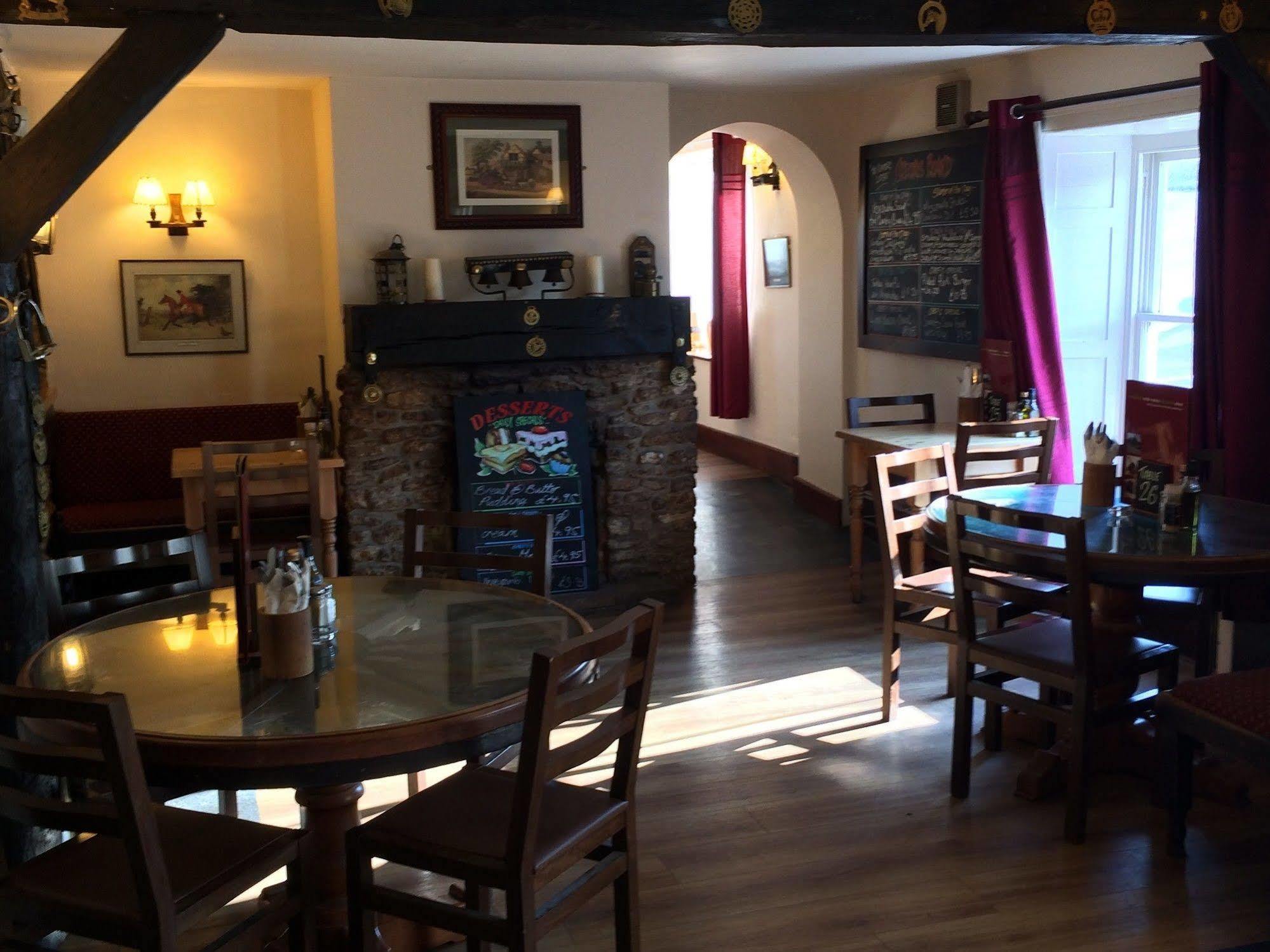 Hunters Lodge Inn Wincanton Exterior photo